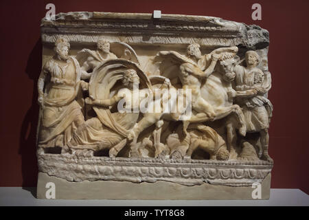 Punizione di Dirce dai fratelli Amphion e Zethus raffigurato sulla parte anteriore dell'alabastro etrusco urna cineraria datato intorno al 120-110 A.C. trovati in Volterra, Italia, ora sul display dell'Altes Museum di Berlino in Germania. Foto Stock