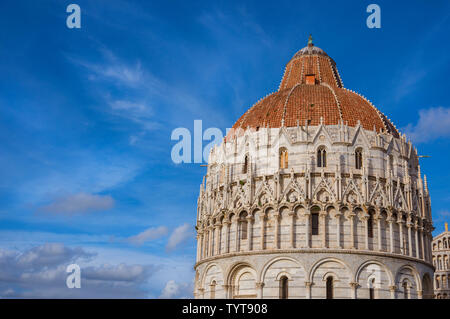 Battistero di Pisa gotico Duomo medievale fra nubi appena prima del tramonto Foto Stock