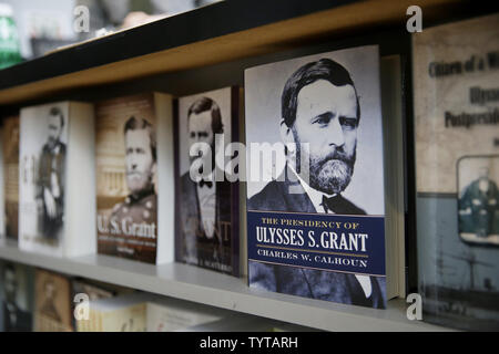 Libri sul presidente Ulysses S. Grant sono esposti per la vendita ad un il giorno del Presidente con il Presidente concedere caso a concedere la tomba del noto formalmente come sovvenzione generale National Memorial sul Presidente del giorno a New York City il 19 febbraio 2018. Il luogo del riposo finale del presidente Ulysses S. Grant e sua moglie Julia, è il più grande mausoleo in Nord America. Il giorno del presidente è un americano di vacanza ha celebrato il terzo lunedì di febbraio ed è stato originariamente stabilito nel 1885 in riconoscimento del Presidente George Washington. Foto di Giovanni Angelillo/UPI Foto Stock