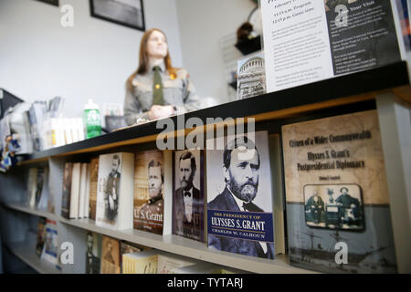 Libri sul presidente Ulysses S. Grant sono esposti per la vendita ad un il giorno del Presidente con il Presidente concedere caso a concedere la tomba del noto formalmente come sovvenzione generale National Memorial sul Presidente del giorno a New York City il 19 febbraio 2018. Il luogo del riposo finale del presidente Ulysses S. Grant e sua moglie Julia, è il più grande mausoleo in Nord America. Il giorno del presidente è un americano di vacanza ha celebrato il terzo lunedì di febbraio ed è stato originariamente stabilito nel 1885 in riconoscimento del Presidente George Washington. Foto di Giovanni Angelillo/UPI Foto Stock