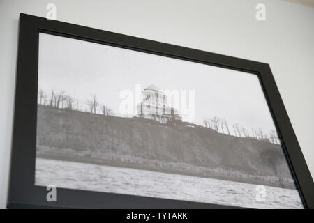 Una foto di concessione della tomba di presa nel tardo Ottocento si blocca al centro visitatori a concedere la tomba del noto formalmente come sovvenzione generale National Memorial sul Presidente del giorno a New York City il 19 febbraio 2018. Il luogo del riposo finale del presidente Ulysses S. Grant e sua moglie Julia, è il più grande mausoleo in Nord America. Il giorno del presidente è un americano di vacanza ha celebrato il terzo lunedì di febbraio ed è stato originariamente stabilito nel 1885 in riconoscimento del Presidente George Washington. Foto di Giovanni Angelillo/UPI Foto Stock