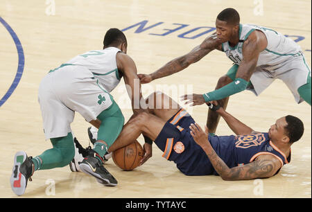 Boston Celtics Semi Ojeleye, Terry Rozier III e New York Knicks lancia Thomas battaglia per una sfera allentato nella prima metà al Madison Square Garden di New York City il 24 febbraio 2018. Foto di Giovanni Angelillo/UPI Foto Stock