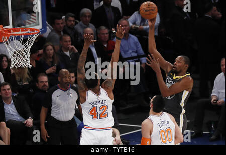 Golden State Warriors Kevin Durant spara su New York Knicks lancia Thomas a Madison Square Garden a New York City il 26 febbraio 2018. The Warriors ha sconfitto il Knicks 125-111. Foto di Giovanni Angelillo/UPI Foto Stock