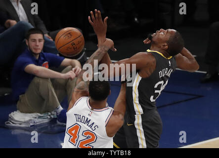 New York Knicks lancia Thomas falli Golden State Warriors Kevin Durant a Madison Square Garden a New York City il 26 febbraio 2018. The Warriors ha sconfitto il Knicks 125-111. Foto di Giovanni Angelillo/UPI Foto Stock