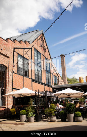 Il Mathallen indoor mercato alimentare al Vulkan centro shopping nel quartiere di Grünerløkka di Oslo, Norvegia. Foto Stock