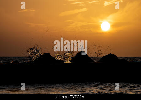 Tramonto attraverso le onde che si infrangono sul Golfo del Messico in Florida Foto Stock