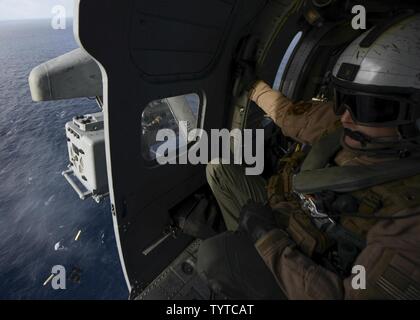 Oceano Pacifico (nov. 27, 2016) Petty Officer 2a classe Leslie Boedecker, assegnato all'Eightballers di elicottero di mare squadrone di combattimento (HSC) 8, guarda attraverso la porta aperta di un MH-60S Sea Hawk elicottero durante un'esercitazione a fuoco. HSC 8 è attualmente in corso con la portaerei USS Nimitz CVN (68), mentre la nave effettua su misura della nave la disponibilità di formazione e valutazione finale problema (TSTA/FEP), che valuta l'equipaggio sulle loro prestazioni nel corso di esercizi di allenamento e di scenari del mondo reale. Una volta completata Nimitz TSTA/FEP cominceranno a bordo di ispezione e di indagine (INSURV) e Co Foto Stock