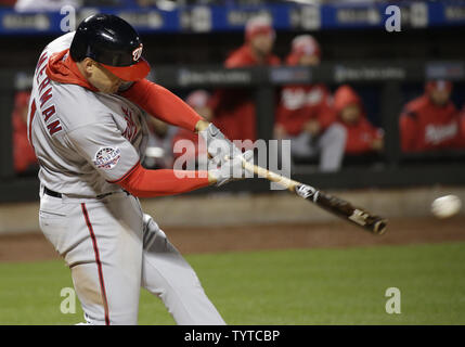 Cittadini di Washington Ryan Zimmerman urta un RBI singolo nel settimo inning contro i New York Mets a Citi Field di New York il 17 aprile 2018. I cittadini ha sconfitto il Mets 5-2. Foto di Giovanni Angelillo/UPI Foto Stock