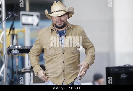 Jason Aldean esegue sul NBC Today Show al Rockefeller Center di New York City il 18 aprile 2018. Foto di Giovanni Angelillo/UPI Foto Stock