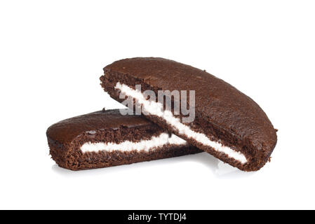 Due strati di crema di cioccolato torta su bianco Foto Stock