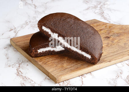 Due strati di crema di cioccolato torta Foto Stock