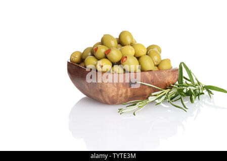 Ciotola di legno di pimento olive verdi con erbe di rosmarino Foto Stock