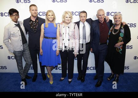 Nik Dodani, Jake McDorman, Fede Ford, Candice Bergen, Grant Shaud, Joe Regalbuto, Tyne Daly da 'Murphy Brown arriva sul tappeto rosso del 2018 CBS in anticipo presso il Plaza Hotel il 16 maggio 2018 in New York City. Foto di Giovanni Angelillo/UPI Foto Stock