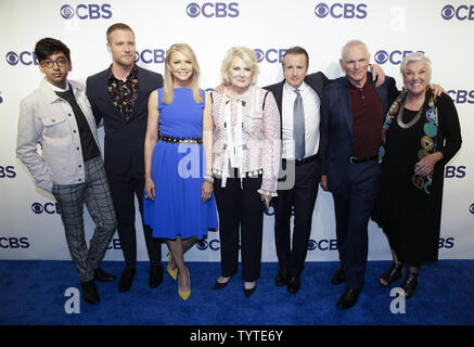 Nik Dodani, Jake McDorman, Fede Ford, Candice Bergen, Grant Shaud, Joe Regalbuto, Tyne Daly da 'Murphy Brown arriva sul tappeto rosso del 2018 CBS in anticipo presso il Plaza Hotel il 16 maggio 2018 in New York City. Foto di Giovanni Angelillo/UPI Foto Stock