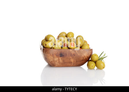 Ciotola di legno di pimento olive verdi con erbe di rosmarino Foto Stock