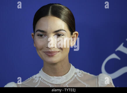 Lily Aldridge arriva sul tappeto rosso al 2018 CFDA Fashion Awards al Brooklyn Museum il 4 giugno 2018 a New York City. Foto di Giovanni Angelillo/UPI Foto Stock