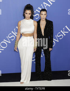 Kim Kardashian West e Kourtney Kardashian arrivano sul tappeto rosso al 2018 CFDA Fashion Awards al Brooklyn Museum il 4 giugno 2018 a New York City. Foto di Giovanni Angelillo/UPI Foto Stock