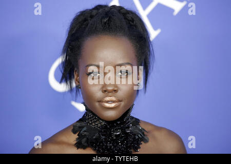 Lupita Nyong'o arriva sul tappeto rosso al 2018 CFDA Fashion Awards al Brooklyn Museum il 4 giugno 2018 a New York City. Foto di Giovanni Angelillo/UPI Foto Stock