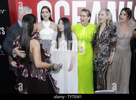 Anne Hathaway, Awkwafina, Sarah Paulson, Cate Blanchett e Sandra Bullock reagire quando Rihanna arriva sul tappeto rosso al 'Ocean 8' Premiere mondiale a Alice Tully Hall il 5 giugno 2018 a New York City. Foto di Giovanni Angelillo/UPI Foto Stock