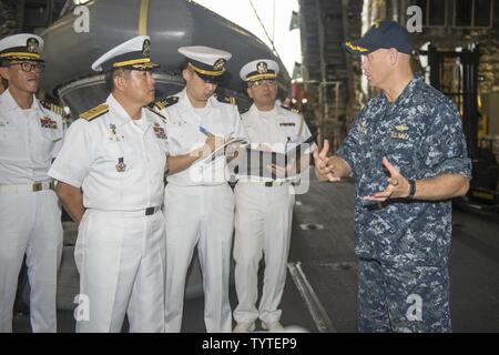 Il CHANGI base navale, Singapore (28 novembre 2016) USS Coronado (LCS 4) Comandante della Cmdr. Scott Larson spiega mission bay operazioni a bordo della nave alla Repubblica di Corea ufficiali di marina durante un tour. Attualmente su una distribuzione di rotazione a sostegno del ribilanciamento Asia-Pacifico, Coronado è un veloce ed agile nave da guerra fatta su misura per pattugliare le acque della regione marine e lavoro carena e scafo con partner marine, fornendo 7 flotta con le funzionalità flessibili di cui ha bisogno ora e in futuro. Foto Stock