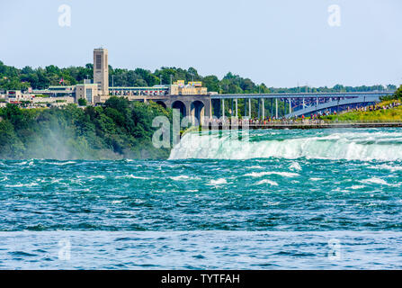 Cascate del Niagara, Canada - 27 agosto 2017: turisti visualizza il ferro di cavallo cade da una piattaforma sul lato americano, opposto al lato canadese. Foto Stock