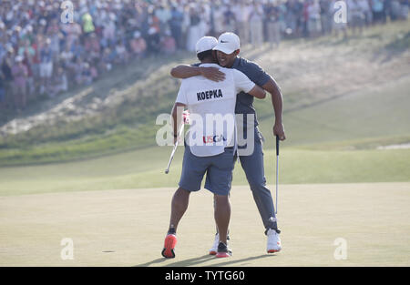 Brooks Koepka abbracci caddie Richard Elliot al diciottesimo green dopo aver vinto il 118 U.S. Campionato Open a Shinnecock Hills Golf Club di Southampton a New York il 17 giugno 2018. Koepka ha vinto il campionato con un punteggio di 1 su par. Tommy Fleetwood dall Inghilterra diventare il sesto player per sparare 63 in U.S. Aprire. Foto di Giovanni Angelillo/UPI Foto Stock