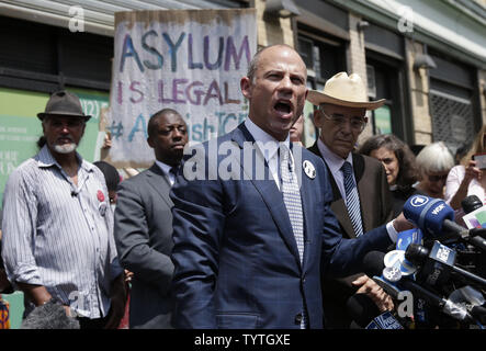 Avvocato Michael Avenatti parla ad una conferenza stampa tenuta dal nuovo santuario coalizione al di fuori dei centri Cayuga ufficio a New York City il 11 luglio 2018. Avenatti è il procuratore per la famiglia con due bambini ha portato a New York dopo essere stati separati dai loro genitori da procedure di immigrazione alla frontiera del Messico. Avenatti rappresenta anche film per adulti attrice Stormy Daniels in azioni legali che coinvolgono il presidente Donald Trump foto da John Angelillo/UPI Foto Stock