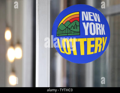 Un segno per il New York State Lottery è in esposizione presso un negozio di Manhattan dove il Mega Millions jackpot è salito a 493 milioni di dollari sulla luglio 21, 2018 a New York City. La Mega Millions premio per martedì è ora fino a $493 milioni. Foto di Giovanni Angelillo/UPI Foto Stock