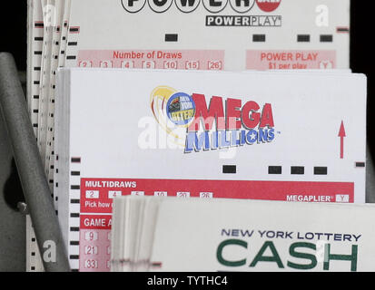 Mega Millions Biglietti Entrata è in esposizione presso un negozio di Manhattan sulla luglio 21, 2018 a New York City. La Mega Millions premio per martedì è ora fino a $493 milioni. Foto di Giovanni Angelillo/UPI Foto Stock