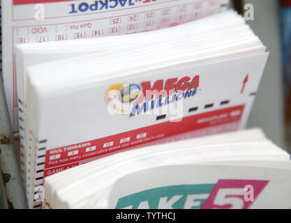 Mega Millions biglietti di ingresso sono in mostra presso un chiosco sulla luglio 23, 2018 a New York City. La Mega Millions premio per martedì il disegno è ora $493 milioni. Foto di Giovanni Angelillo/UPI Foto Stock