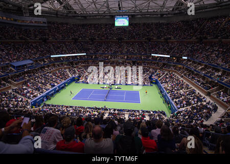 Juan Martin Del Potro (r) di Argentina svolge Novak Djokovic di Serbia a uomini della finale nell'Arthur Ashe Stadium al 2018 US Open Tennis campionati a USTA Billie Jean King National Tennis Center a New York City il 9 settembre 2018. Foto di Corey Sipkin/UPI Foto Stock