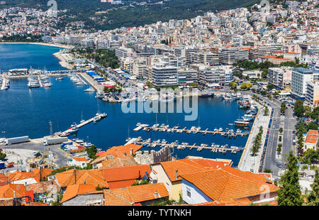 Kavala è una città costiera nel nord della Grecia, che ha una ricca storia e così è una destinazione turistica molto popolare in Europa. Foto Stock