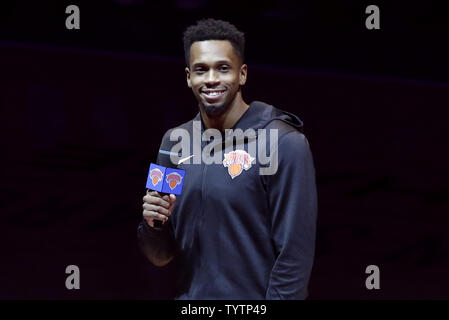 New York Knicks lancia Thomas parla ai tifosi per iniziare la stagione prima che la partita contro il Atlanta Hawks al Madison Square Garden di New York il 17 ottobre 2018. Foto di Giovanni Angelillo/UPI Foto Stock