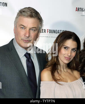 Attore Alec Baldwin (L) e la moglie Hilaria Baldwin arrivano sul tappeto rosso al Arthur Miller Foundation onori al City Winery di New York City il 22 ottobre 2018. L'Arthur Miller Foundation inaugurale Arthur Miller Foundation onori celebra la potenza della scuola pubblica educazione artistica è stata ospitata da Alec Baldwin. Foto di Jason Szenes/UPI Foto Stock