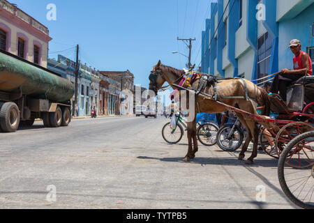 Cardenas, Cuba - 11 Maggio 2018: Street View di una vecchia città cubane vicino a Varadero durante una giornata di sole. Foto Stock