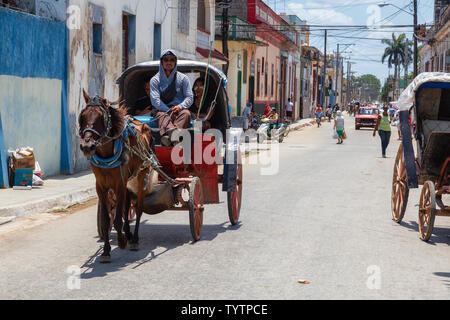 Cardenas, Cuba - 11 Maggio 2018: Carrozza a cavallo per le strade di una vecchia città cubane vicino a Varadero durante una giornata di sole. Foto Stock
