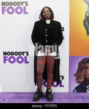 Whoopi Goldberg arriva sul tappeto rosso alla premiere mondiale di "Nessuno il fool' a AMC Lincoln Square Theatre su ottobre 28, 2018 a New York City. Foto di Giovanni Angelillo/UPI Foto Stock