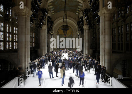 Il nuovo Apple MacBook Air è sul display in corrispondenza di un evento speciale Apple alla Brooklyn Academy of Music di New York City il 30 ottobre 2018. Apple ha introdotto il nuovo iPad Pro, Mac mini e MacBook Air all'evento e saranno disponibili il 7 novembre foto da John Angelillo/UPI Foto Stock