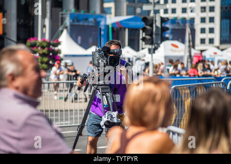 Telecamera operatore all'evento dal vivo. La televisione. Trasmissione televisiva. Corrispondente. Gli spettatori Foto Stock