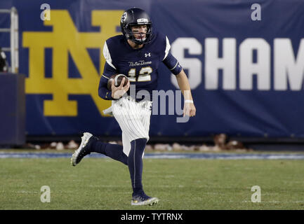 Notre Dame quarterback Ian Prenota corre fuori della tasca nella seconda metà contro Siracusa allo Yankee Stadium nel 2018 New York City Shamrock serie NCAA Football gioco allo Yankee Stadium di New York City il 17 novembre 2018. Foto di Giovanni Angelillo/UPI Foto Stock