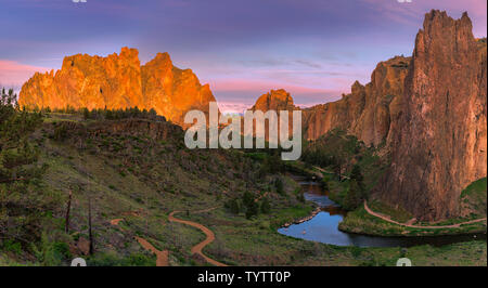 Smith Rock State Park è un americano membro park si trova nella zona centrale di Oregon di alto Deserto vicino alla comunità di Redmond e Terrebonne. La sua incredibile clif Foto Stock