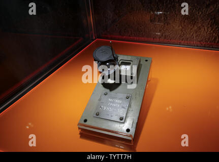 Tre Rocce Lunari è tornato a terra dal sovietico senza equipaggio Luna-16 Missione nel 1970, stimato a vendere per $700,000/1 milioni, sono in mostra da Sotheby's a New York City il 26 novembre 2018. I supporti in anteprima per Sotheby's Geek inaugurale settimana è una presentazione di vendite e di eventi durante il quale ci offrirà oltre 400 partite attraverso aste dedicata all'esplorazione dello spazio e la storia della scienza. Foto di Giovanni Angelillo/UPI Foto Stock