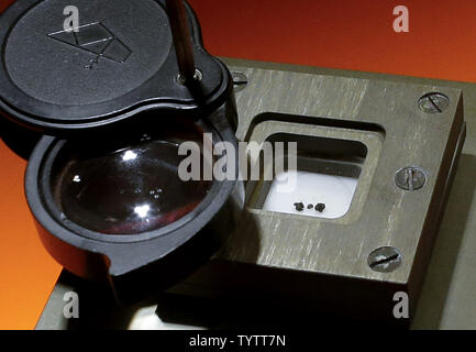 Tre Rocce Lunari è tornato a terra dal sovietico senza equipaggio Luna-16 Missione nel 1970, stimato a vendere per $700,000/1 milioni, sono in mostra da Sotheby's a New York City il 26 novembre 2018. I supporti in anteprima per Sotheby's Geek inaugurale settimana è una presentazione di vendite e di eventi durante il quale ci offrirà oltre 400 partite attraverso aste dedicata all'esplorazione dello spazio e la storia della scienza. Foto di Giovanni Angelillo/UPI Foto Stock