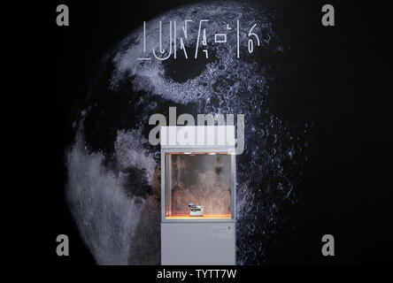 Tre Rocce Lunari è tornato a terra dal sovietico senza equipaggio Luna-16 Missione nel 1970, stimato a vendere per $700,000/1 milioni, sono in mostra da Sotheby's a New York City il 26 novembre 2018. I supporti in anteprima per Sotheby's Geek inaugurale settimana è una presentazione di vendite e di eventi durante il quale ci offrirà oltre 400 partite attraverso aste dedicata all'esplorazione dello spazio e la storia della scienza. Foto di Giovanni Angelillo/UPI Foto Stock