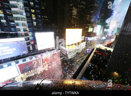 Coriandoli è gettato dal tetto del Marriott Marquis New York alla mezzanotte di Capodanno in Times Square a New York City il 1 gennaio 2019. Circa un milione di persone riempito Times Square per la Vigilia di Capodanno e di oltre un miliardo di guardato in tutto il mondo come il tradizionale Waterford Crystal sfera lasciata cadere mettendo in salamoia nel 2019. Foto di Giovanni Angelillo/UPI Foto Stock