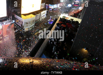 Coriandoli è gettato dal tetto del Marriott Marquis New York alla mezzanotte di Capodanno in Times Square a New York City il 1 gennaio 2019. Circa un milione di persone riempito Times Square per la Vigilia di Capodanno e di oltre un miliardo di guardato in tutto il mondo come il tradizionale Waterford Crystal sfera lasciata cadere mettendo in salamoia nel 2019. Foto di Giovanni Angelillo/UPI Foto Stock