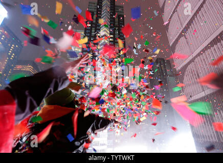 Coriandoli è gettato dal tetto del Marriott Marquis New York alla mezzanotte di Capodanno in Times Square a New York City il 1 gennaio 2019. Circa un milione di persone riempito Times Square per la Vigilia di Capodanno e di oltre un miliardo di guardato in tutto il mondo come il tradizionale Waterford Crystal sfera lasciata cadere mettendo in salamoia nel 2019. Foto di Giovanni Angelillo/UPI Foto Stock