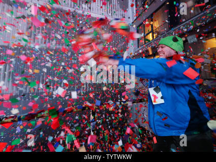 Coriandoli è gettato dal tetto del Marriott Marquis New York alla mezzanotte di Capodanno in Times Square a New York City il 1 gennaio 2019. Circa un milione di persone riempito Times Square per la Vigilia di Capodanno e di oltre un miliardo di guardato in tutto il mondo come il tradizionale Waterford Crystal sfera lasciata cadere mettendo in salamoia nel 2019. Foto di Giovanni Angelillo/UPI Foto Stock