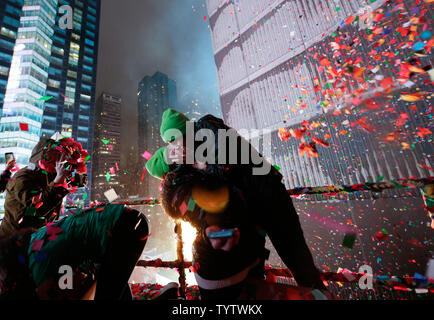 Un ragazzo e una ragazza baciare come confetti è gettato dal tetto del Marriott Marquis New York alla mezzanotte di Capodanno in Times Square a New York City il 1 gennaio 2019. Circa un milione di persone riempito Times Square per la Vigilia di Capodanno e di oltre un miliardo di guardato in tutto il mondo come il tradizionale Waterford Crystal sfera lasciata cadere mettendo in salamoia nel 2019. Foto di Giovanni Angelillo/UPI Foto Stock