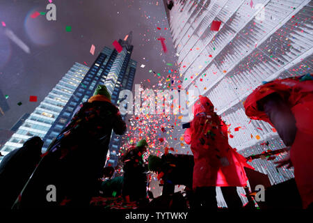 Coriandoli è gettato dal tetto del Marriott Marquis New York alla mezzanotte di Capodanno in Times Square a New York City il 1 gennaio 2019. Circa un milione di persone riempito Times Square per la Vigilia di Capodanno e di oltre un miliardo di guardato in tutto il mondo come il tradizionale Waterford Crystal sfera lasciata cadere mettendo in salamoia nel 2019. Foto di Giovanni Angelillo/UPI Foto Stock